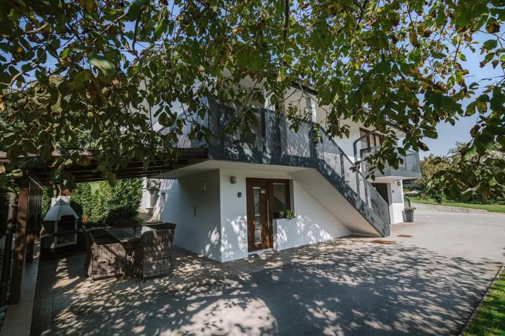 Terasa in zelenica ob apartmajih