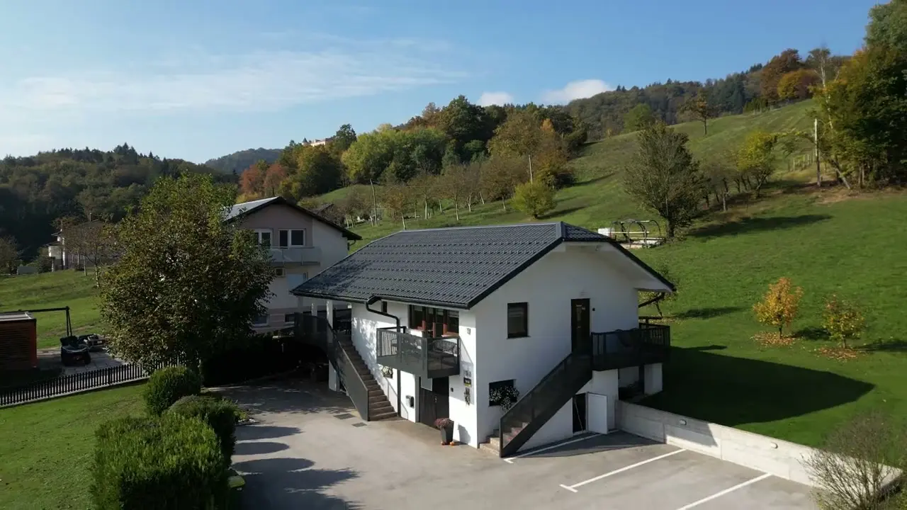 Hiša z dovozom in parkiriščem pred apartmaji